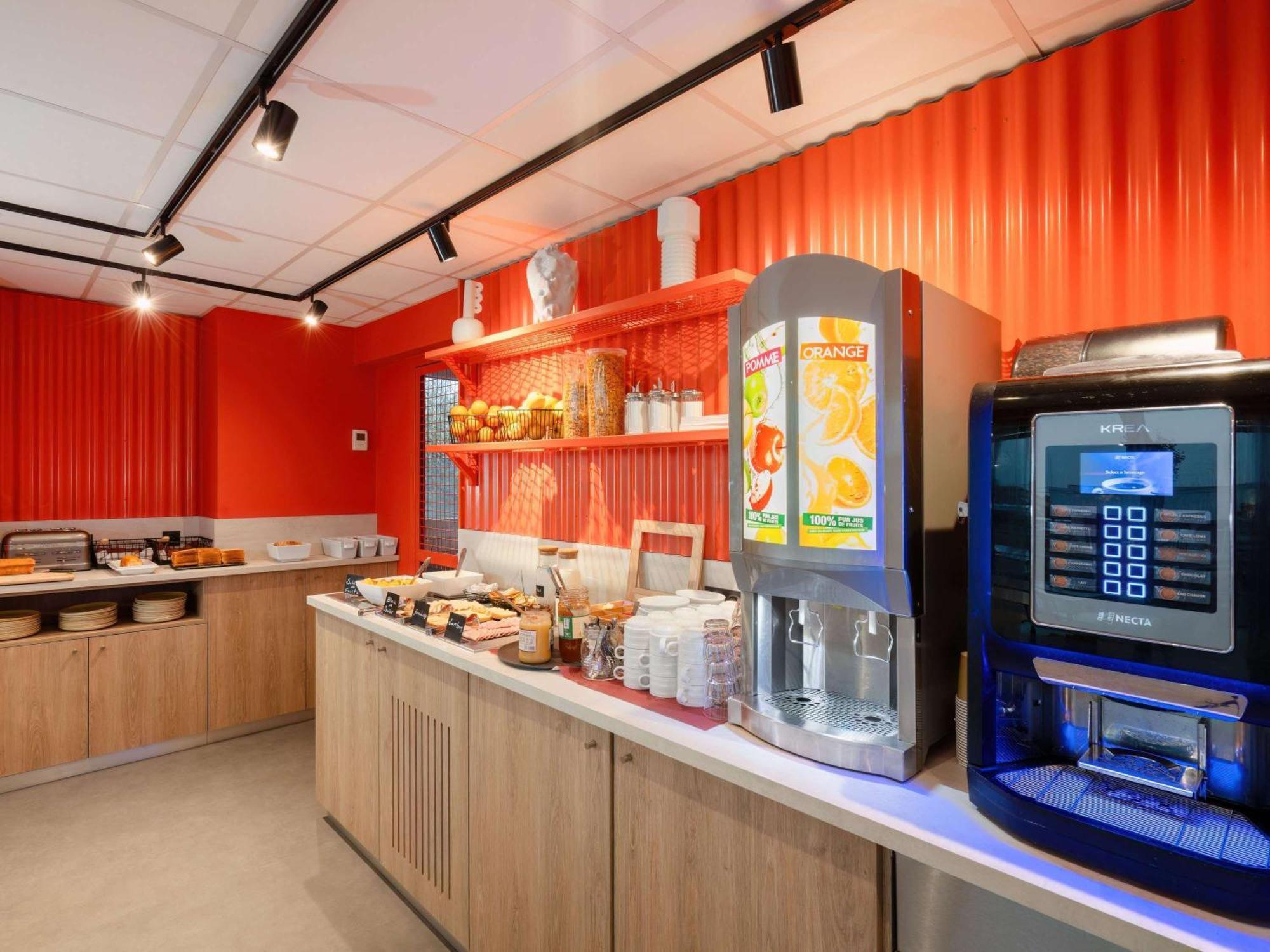 Ibis Budget Pertuis Portes Du Luberon Esterno foto