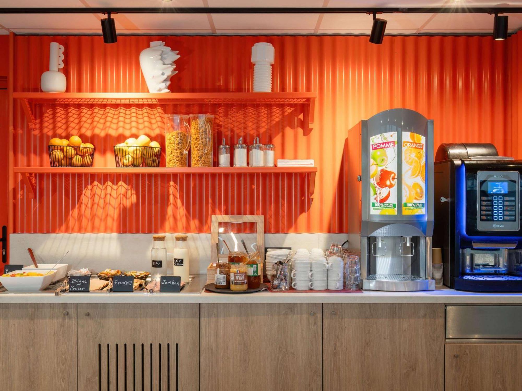 Ibis Budget Pertuis Portes Du Luberon Esterno foto
