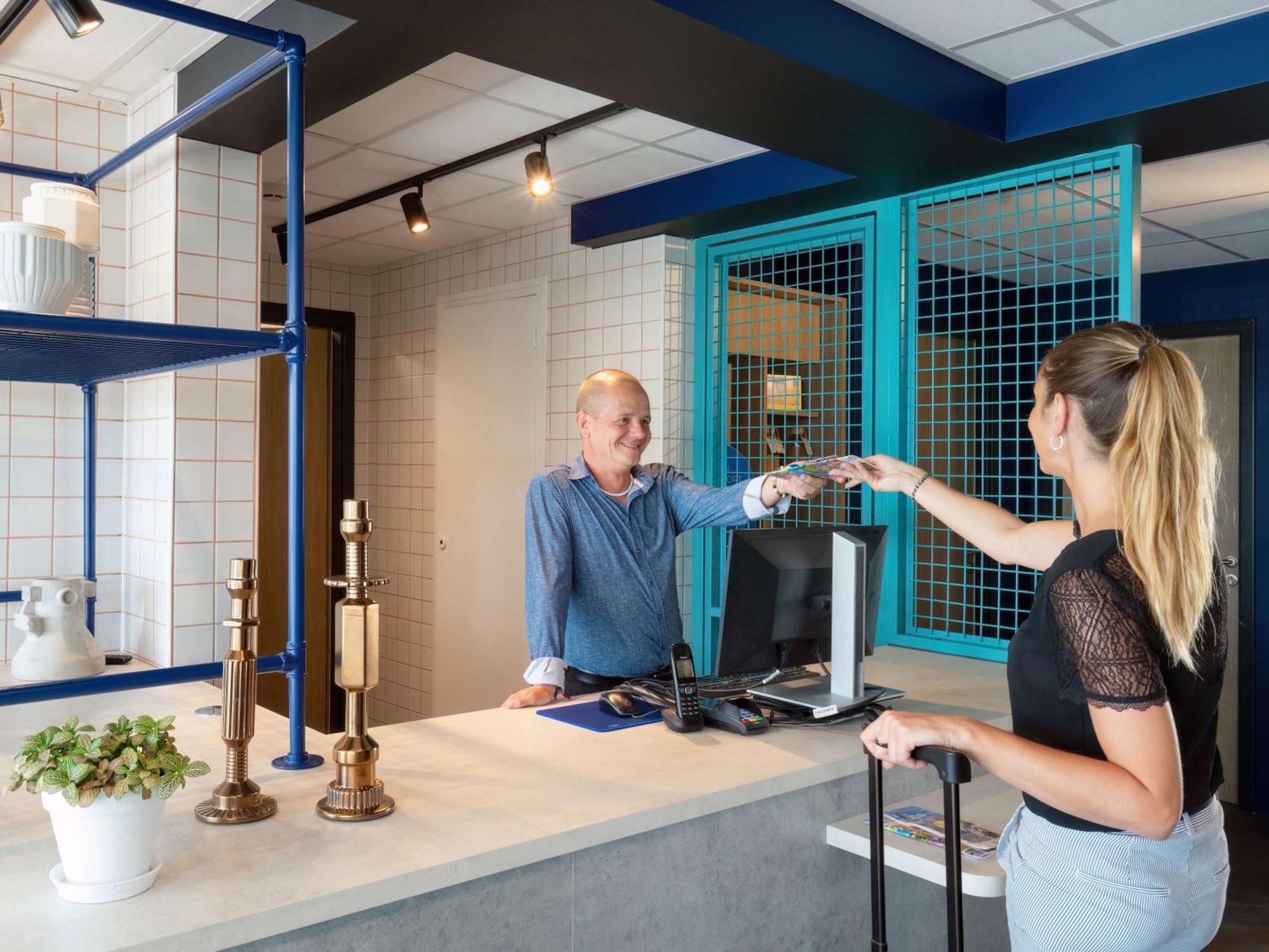 Ibis Budget Pertuis Portes Du Luberon Esterno foto