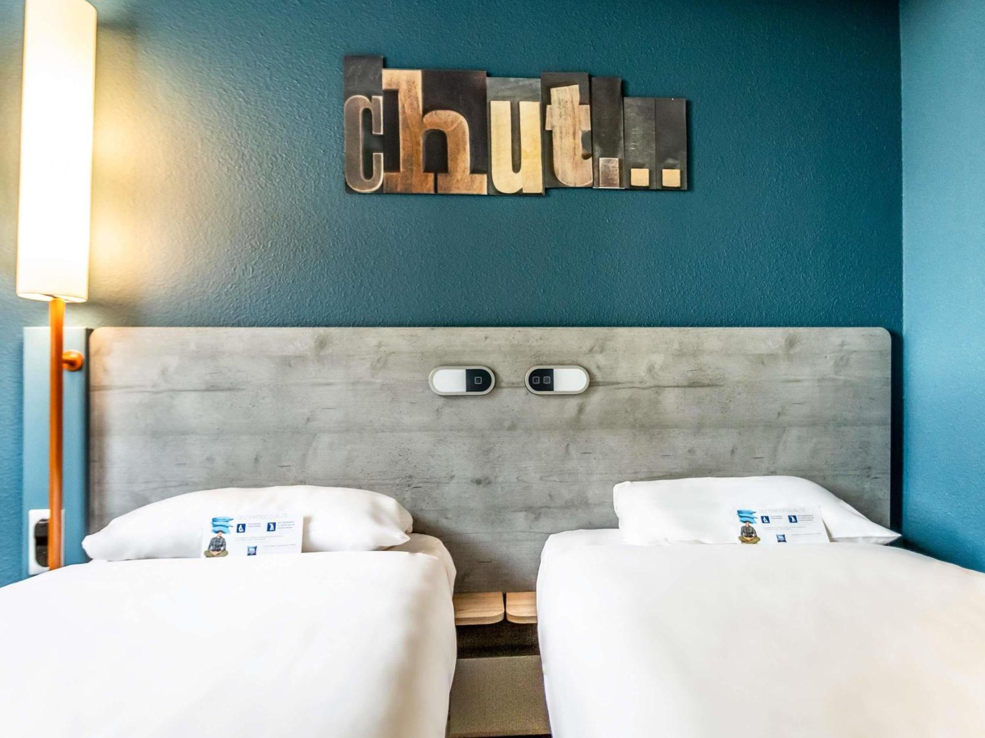 Ibis Budget Pertuis Portes Du Luberon Esterno foto